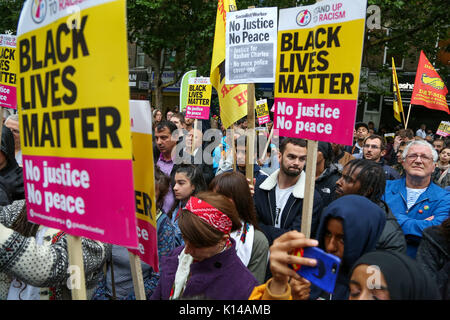 Organiser une manifestation silencieuse devant les militants Stoke Newington Station de Police à Hackney, East London, qui demande "justice" pour Rashan Charles qui est mort après avoir été poursuivi par des agents de police dans les premières heures du 22 juillet mettant en vedette : Atmosphère Où : London, Royaume-Uni Quand : 24 Oct 2017 : Crédit/WENN.com Dinendra Haria Banque D'Images