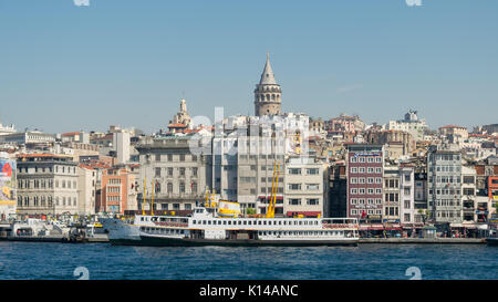 Istanbul, Turquie - le 26 avril 2017 : vue sur la ville d'Istanbul, Turquie à partir de la mer donnant sur la Tour de Galata et le terminal de ferry de Karakoy Banque D'Images