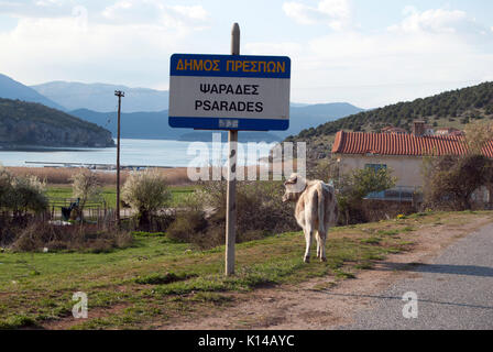 La Grèce, Psarades étonnant avec. Un petit village sur les rives du lac Prespa l sur la frontière entre la Grèce, l'Albanie et la République de Macédoine. Banque D'Images