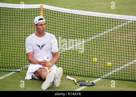 Rafa Nadal de l'Espagne prend une pause pendant la pratique au Wimbledon Championships 2017 Banque D'Images