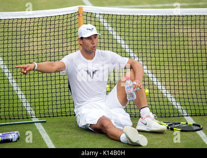 Rafa Nadal de l'Espagne prend une pause pendant la pratique au Wimbledon Championships 2017 Banque D'Images