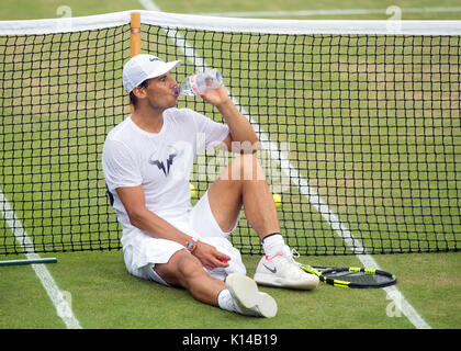 Rafa Nadal de l'Espagne prend une pause pendant la pratique au Wimbledon Championships 2017 Banque D'Images