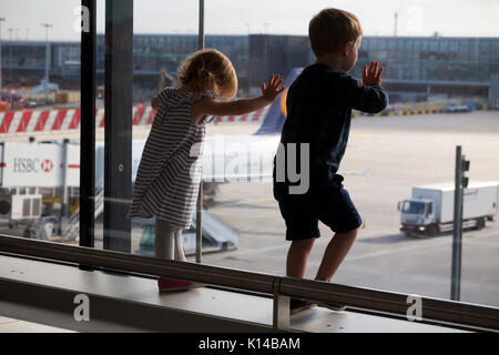 Les enfants dites adieu à l'aéronef au départ à l'aéroport de Londres Heathrow, Terminal 2. UK. (89) Banque D'Images