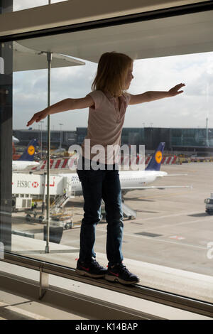 Les enfants dites adieu à l'aéronef au départ à l'aéroport de Londres Heathrow, Terminal 2. UK. (89) Banque D'Images