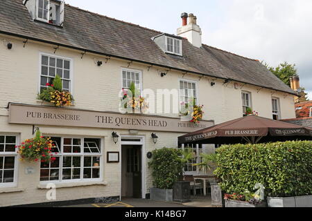 La Queen's Head Pub brasserie, Bridge Street, Weybridge, Surrey, Angleterre, Grande-Bretagne, Royaume-Uni, UK, Europe Banque D'Images