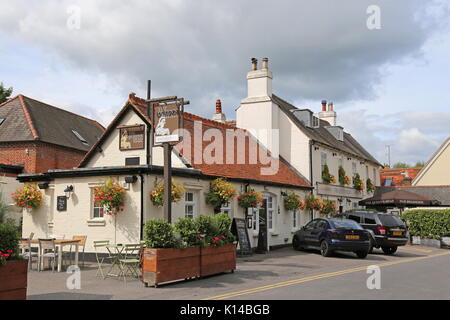La Queen's Head Pub brasserie, Bridge Street, Weybridge, Surrey, Angleterre, Grande-Bretagne, Royaume-Uni, UK, Europe Banque D'Images