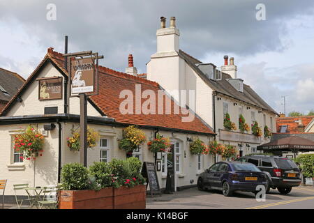 La Queen's Head Pub brasserie, Bridge Street, Weybridge, Surrey, Angleterre, Grande-Bretagne, Royaume-Uni, UK, Europe Banque D'Images