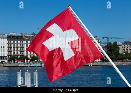 Le drapeau suisse, drapeau de la Suisse, en survolant le Lac Léman / Lac Léman. Genève / Geneva, Suisse. Banque D'Images