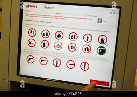 L'enregistrement automatique dans un aéroport à l'écran affichant la liste des articles interdits qui ne sont pas autorisés à être transportés dans les bagages. L'aéroport de Genève, Suisse Banque D'Images