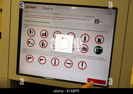 L'enregistrement automatique dans un aéroport à l'écran affichant la liste des articles interdits qui ne sont pas autorisés à être transportés dans les bagages. L'aéroport de Genève, Suisse Banque D'Images