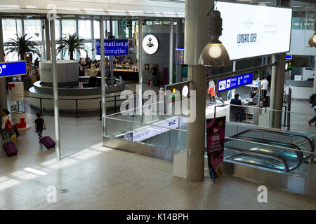 Terminal International principal hall de départ près de l'embarquement à l'aéroport de Genève / Genève, Suisse. L'aéroport est communément connue sous le nom de '2012'. Banque D'Images