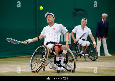 Gustavo Fernandez de l'Argentine et Shingo Kunieda du Japon à la double en fauteuil roulant - championnats de Wimbledon 2017 Banque D'Images