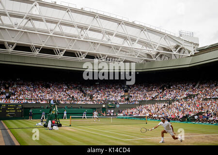 La Suisse de Roger Federer sur le Court Central au Gentlemen's singles - tournoi de Wimbledon 2017 Banque D'Images