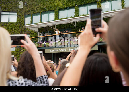 Roger Federer avec son trophée sur le Centre Court balcon vu par les fans à l'des célibataires - tournoi de Wimbledon 2017 Banque D'Images