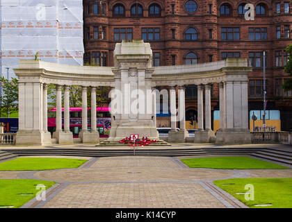 Des couronnes de coquelicots au cénotaphe de Belfast City Hall juste après la commémoration de la première guerre mondiale Bataille de Passchendaele en France Banque D'Images