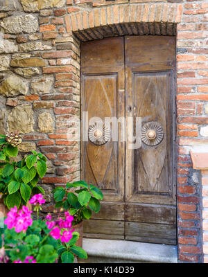 Vieille porte en bois sur mur de pierre Banque D'Images