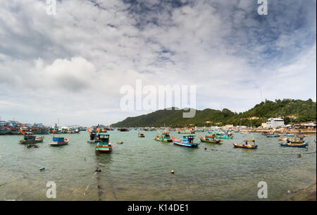 Bateaux de pêche au repos dans la région de Ben Thanh Nam, quai du Îles, province de Kien Giang, Vietnam Banque D'Images