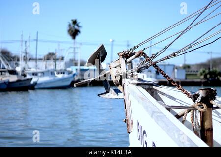 Un bateau de pêche amarré en attente de son équipage de retour avant de retourner dans l'océan. Banque D'Images