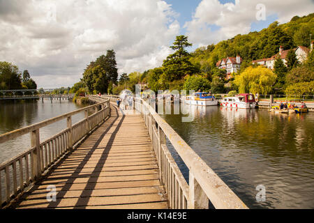 Le sentier de la Tamise en passant au dessus de la rivière sur une passerelle en bois à Marsh lock Henley on Thames Oxfordshire Banque D'Images