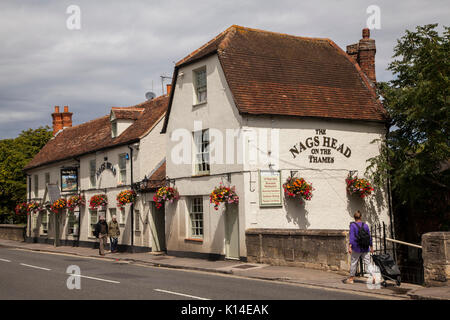 Les gens marcher au-delà de la la Nags Head sur la Tamise public house à Abingdon Oxfordshire Banque D'Images