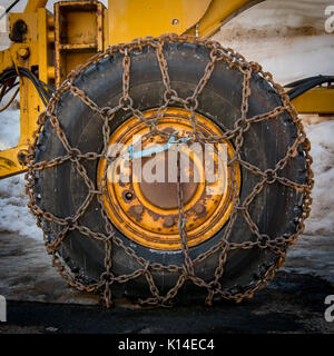 Les chaînes à neige sur de gros pneus-neige Banque D'Images