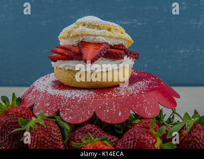Fraise et crème fouettée sur pâtisserie Cake Stand rouge Banque D'Images