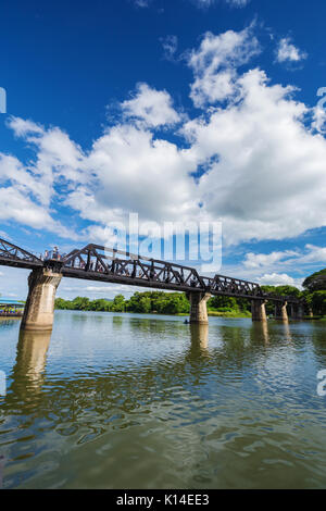 KANCHANABURI, THAÏLANDE - 24 juin 2017 : les touristes sur le pont de la rivière Kwai à Kanchanaburi, Thaïlande Banque D'Images