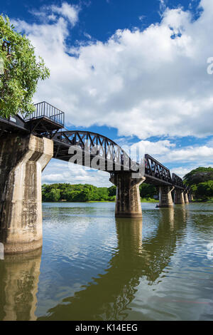 KANCHANABURI, THAÏLANDE - 24 juin 2017 : les touristes sur le pont de la rivière Kwai à Kanchanaburi, Thaïlande Banque D'Images