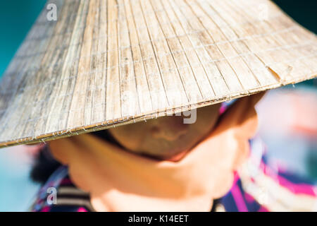 Femme portant chapeau vietnamien traditionnel Banque D'Images