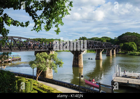 KANCHANABURI, THAÏLANDE - 24 juin 2017 : les touristes sur le pont de la rivière Kwai à Kanchanaburi, Thaïlande Banque D'Images