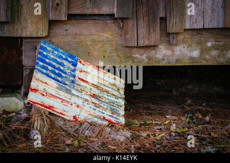 Drapeau américain peint sur une vieille feuille de métal, érodés, trouvés sur le terrain par une cabane abandonnée dans le centre de New York, USA. Banque D'Images