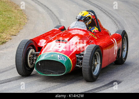 1956 Lancia-Ferrari D50A avec chauffeur Andrew Newall au Goodwood Festival of Speed 2017, Sussex, UK. Banque D'Images