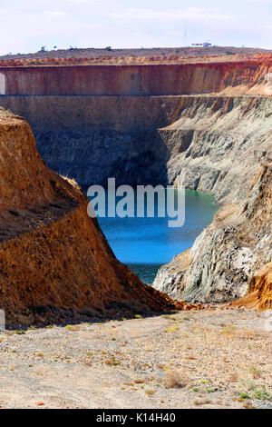 La mine d'or à ciel ouvert abandonnée qui a rempli avec de l'eau au fil du temps, Meekathara, Murchison, dans l'ouest de l'Australie Banque D'Images