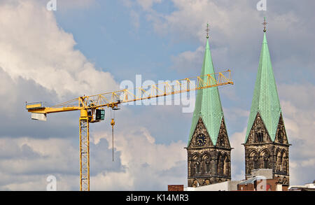 Grue jaune en face des deux tours de la cathédrale St Pierre, Brême, Allemagne (tourné à partir de la voie publique) Banque D'Images