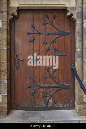 Porte en bois ancien avec voûte et étapes Banque D'Images