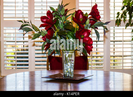 Pièce centrale de fleurs sur Table de salle à manger Banque D'Images