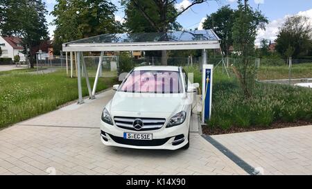 Merceds Classe B-voiture électrique en cours de charge Banque D'Images