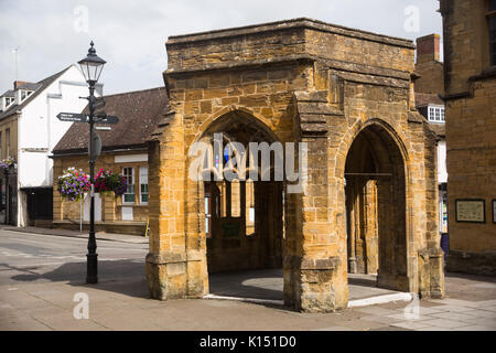 L'ancien conduit pierre hexagonale structure abri prévu (monument ancien début 16ème siècle) au large de la rue bon marché dans le centre-ville de Sherborne, Dorset, UK Banque D'Images