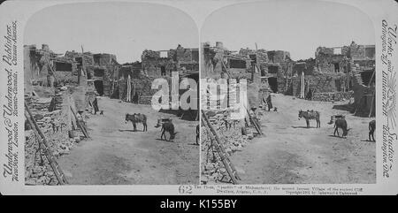 La plaza, 'Pueblo' d'Mishonginovi, le deuxième plus grand village de la falaise des taudis, Arizona, USA, 1900. Banque D'Images