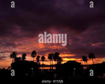 AJAXNETPHOTO. 2016. CANNES, FRANCE. - Côte D'AZUR - Coucher de soleil à l'OUEST À TRAVERS LA BAIE DE CANNES AU COUCHER DU SOLEIL AVEC DES SUPER YACHTS ET VEDETTE À MOTEUR AMARRÉ À PORT PIERRE CANTO MARINA. PHOTO:JONATHAN EASTLAND/AJAX REF:GR172302 5461 Banque D'Images