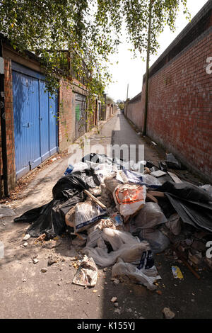 24 août 2017 - Déchets et ordures ménagères fly tipped abandonnées dans une ruelle contre Cardiff Banque D'Images