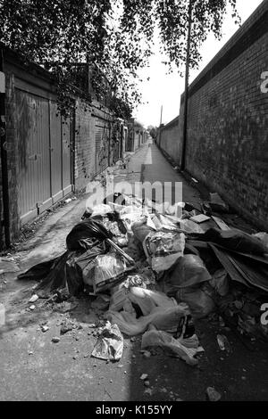 24 août 2017 - Déchets et ordures ménagères fly tipped abandonnées dans une ruelle contre Cardiff Banque D'Images