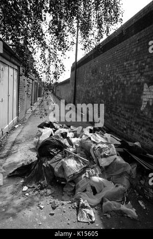 24 août 2017 - Déchets et ordures ménagères fly tipped abandonnées dans une ruelle contre Cardiff Banque D'Images