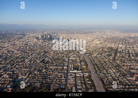 Vue aérienne de la Santa Monica Freeway 10 en direction est vers le centre-ville de Los Angeles en Californie du Sud. Banque D'Images