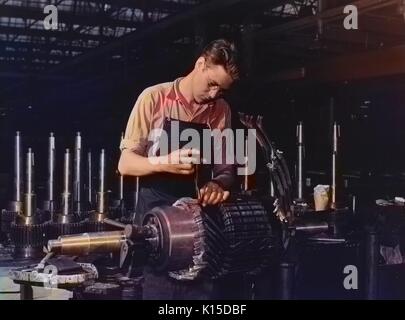 Jack Cutter, résident de FSA (Farm Security Administration) trailer camp, un enroulement induit sur usine de General Electric, Erie, Pennsylvanie, 1941. À partir de la Bibliothèque publique de New York. Remarque : l'image a été colorisée numériquement à l'aide d'un processus moderne. Les couleurs peuvent ne pas être exacts à l'autre. Banque D'Images