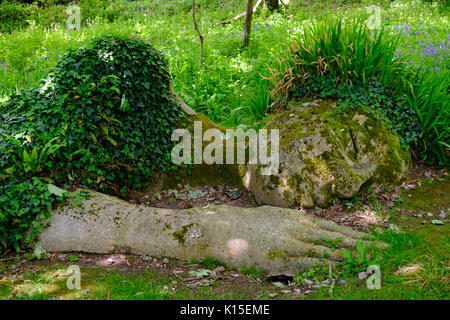 La sculpture de femme de boue Susan Hill, Les Jardins perdus de Heligan, près de St Austell, Cornwall, Angleterre, Royaume-Uni Banque D'Images