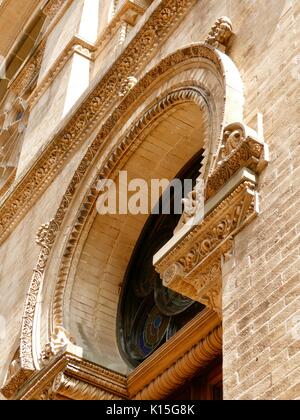 Détail sur la façade avant de Congrégation K'Hal dès ta naissance, Congrégation Adath Eldridge Street Synagogue, New York, NY, USA. Banque D'Images