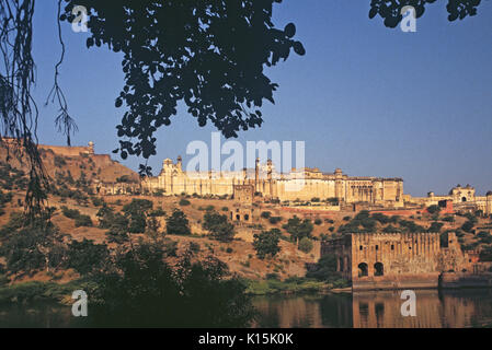 Jaigarh et orange au-dessus des forts (Maotha Faleolo) Lake, Amer (Jaipur, Rajasthan, Inde) Banque D'Images