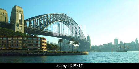 Un grand voilier trois mâts par Sydney Harbour Bridge, Sydney. Banque D'Images