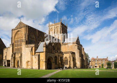 Vue de l'impressionnante cathédrale saxonne ancien bâtiment en pierre, maintenant l'église de l'abbaye de St Mary the Virgin (Abbaye de Sherborne), Sherborne, Dorset, UK. Banque D'Images